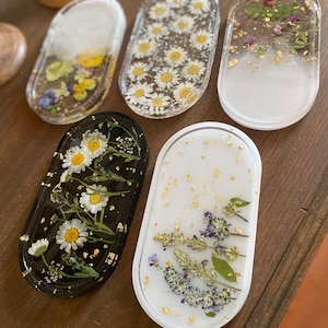 Small Resin Tray with pressed flowers | trinket tray | gift for her | Mother’s Day | home accent | housewarming